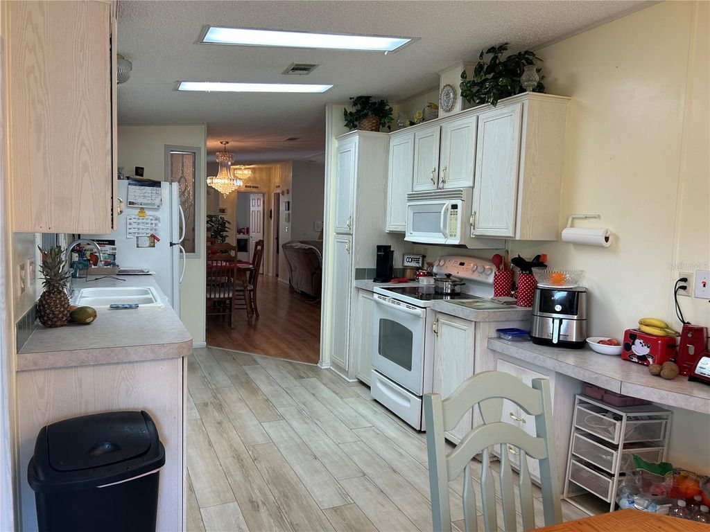 Image 3 of property listing at 263 SUE AVENUE, Davenport, FL 33897