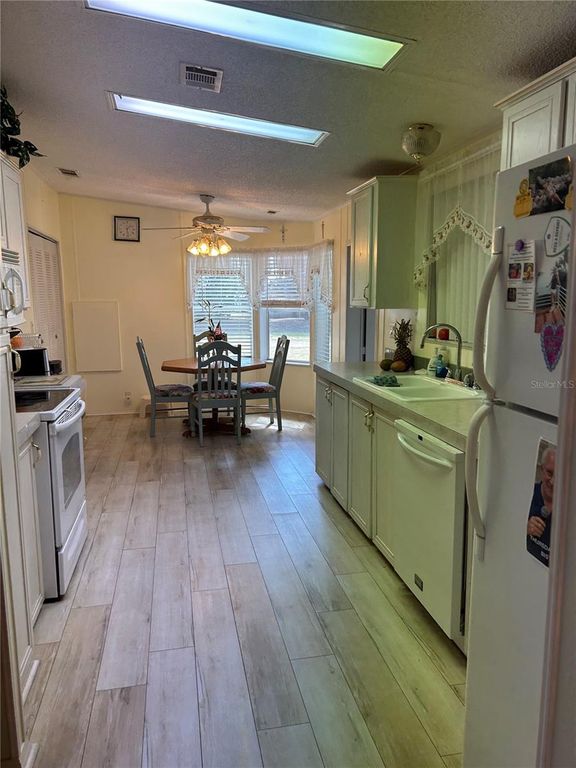 Image 5 of property listing at 263 SUE AVENUE, Davenport, FL 33897