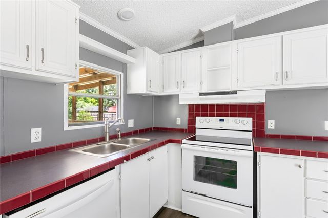 104 W Lawrence Street, Dayton, TX 77535