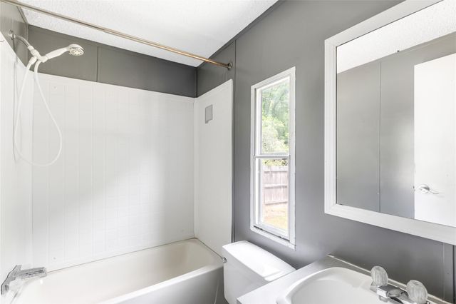 104 W Lawrence Street, Dayton, TX 77535
