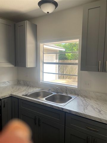 2629 N Camp Circle A, La Marque, TX 77568