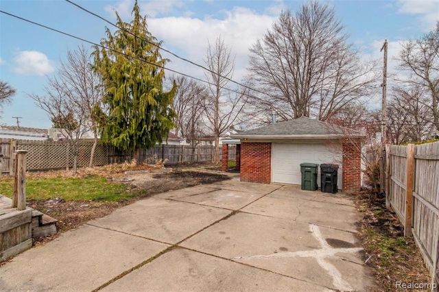 20625 Elizabeth Street, Saint Clair Shores, MI 48080