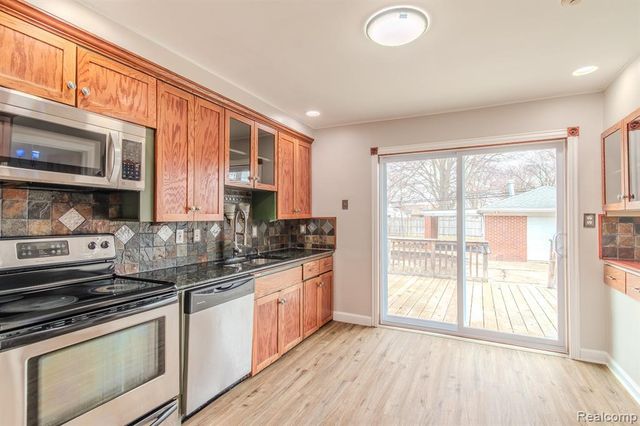 20625 Elizabeth Street, Saint Clair Shores, MI 48080