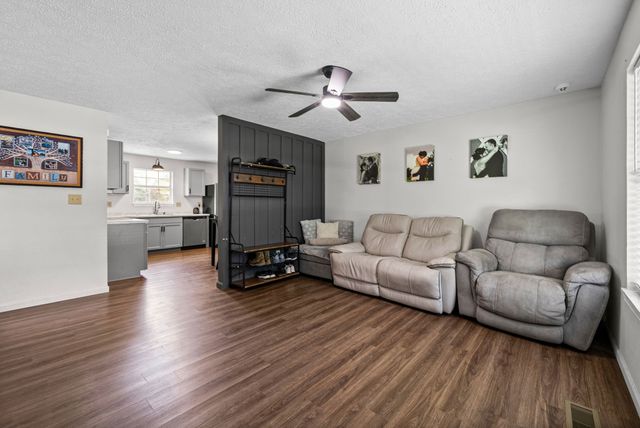 932 Linda Dr, Oak Grove, KY 42262
