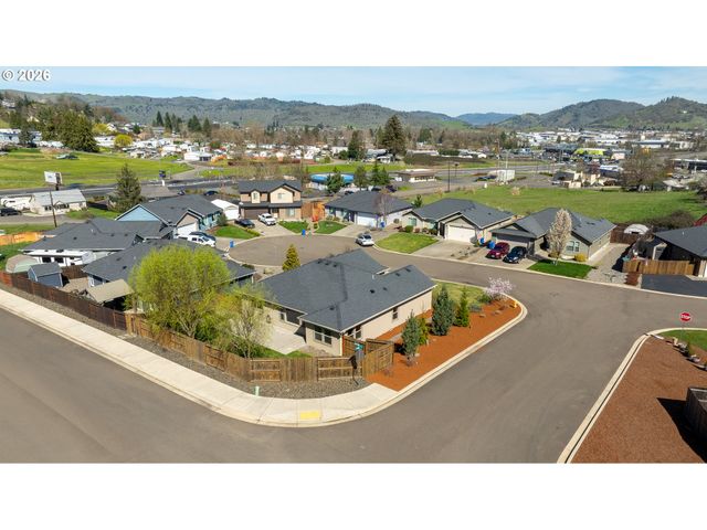 160 BRAXTON Ct, Roseburg, OR 97471