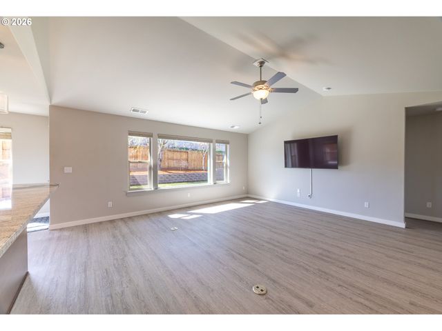 160 BRAXTON Ct, Roseburg, OR 97471