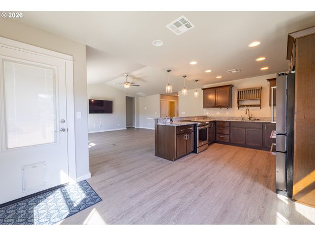 160 BRAXTON Ct, Roseburg, OR 97471