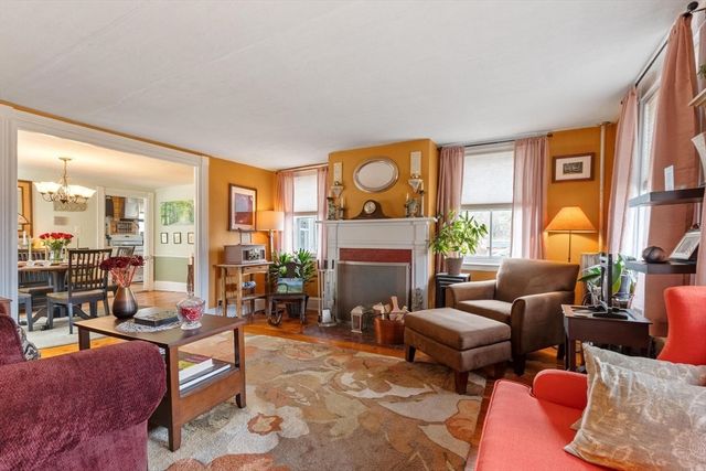 8 South St, Townsend, MA 01469