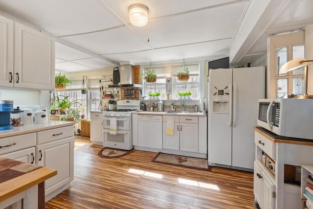 8 South St, Townsend, MA 01469