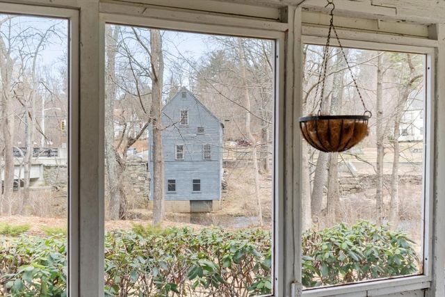 8 South St, Townsend, MA 01469