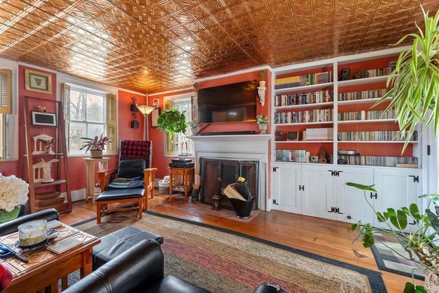 8 South St, Townsend, MA 01469