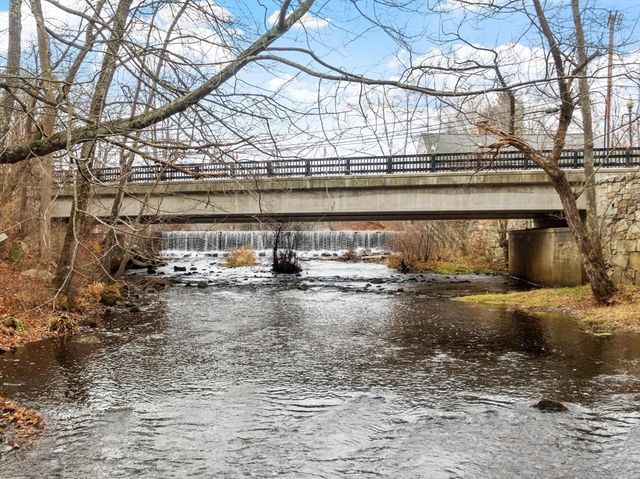 8 South St, Townsend, MA 01469