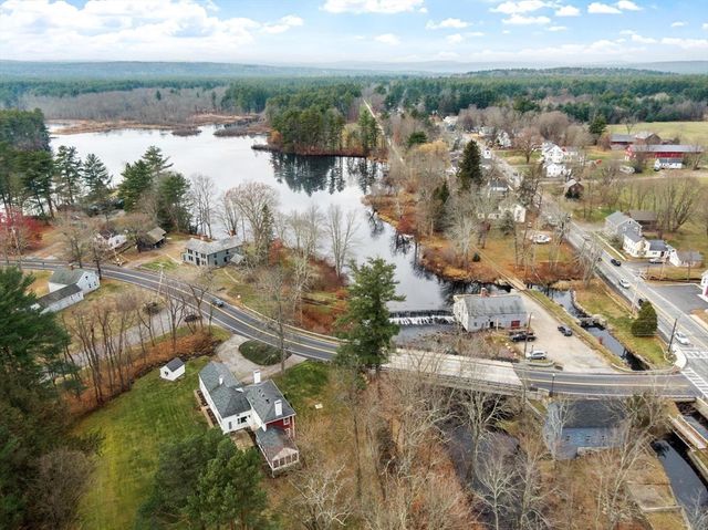 8 South St, Townsend, MA 01469