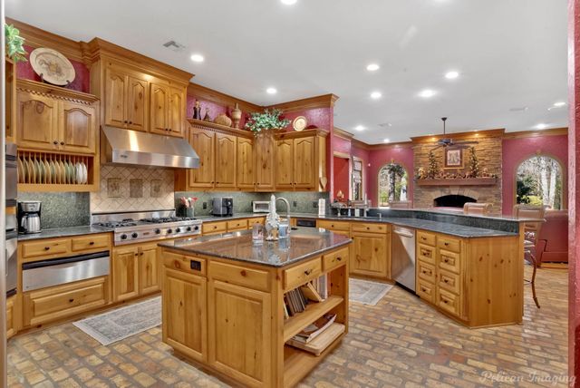 1330 Forest Creek Drive, Shreveport, LA 71115