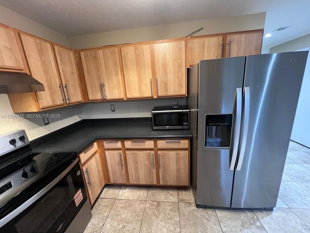 2098 NE 167th St 2-118, North Miami Beach, FL 33162