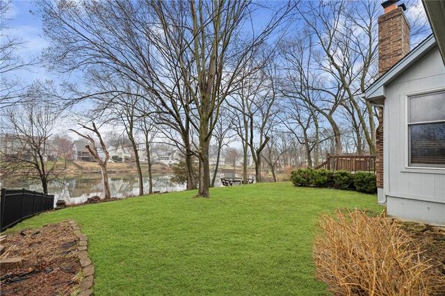 1103 SW Stonecreek Drive, Blue Springs, MO 64015