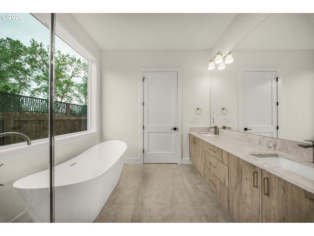2040 S RIVER Rd, Kelso, WA 98626
