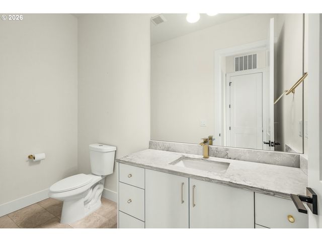 2040 S RIVER Rd, Kelso, WA 98626