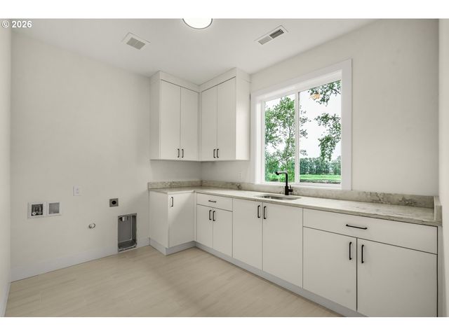 2040 S RIVER Rd, Kelso, WA 98626