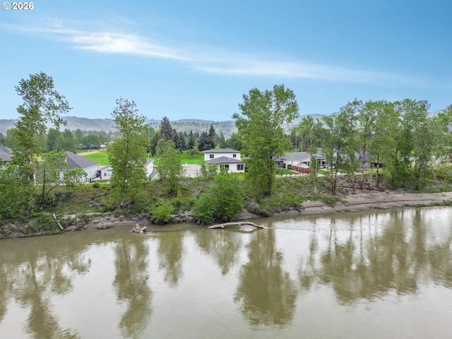 2040 S RIVER Rd, Kelso, WA 98626