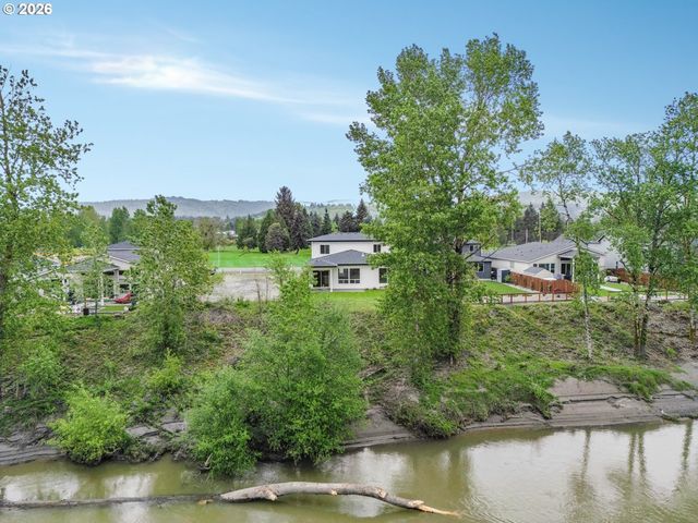 2040 S RIVER Rd, Kelso, WA 98626
