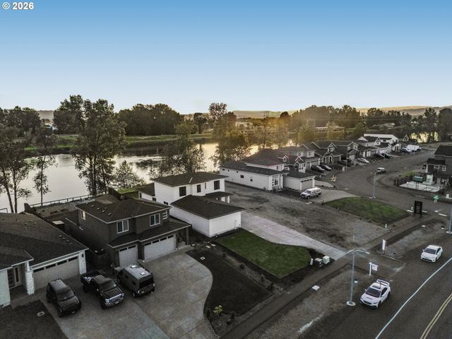 2040 S RIVER Rd, Kelso, WA 98626