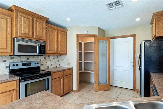 1202 1st St, Elgin, OK 73538