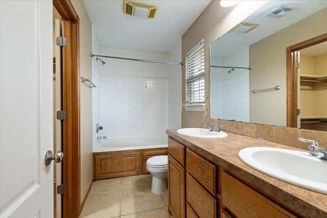 1202 1st St, Elgin, OK 73538