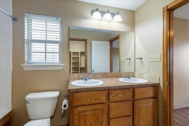 1202 1st St, Elgin, OK 73538