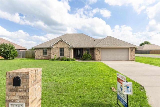 1202 1st St, Elgin, OK 73538