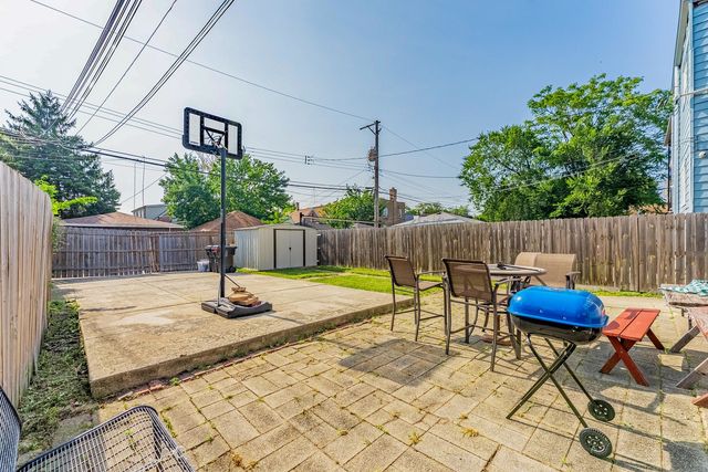 906 N Springfield Avenue, Chicago, IL 60651