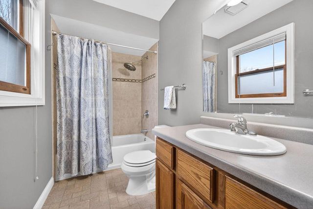 8465 S Heritage COURT, Oak Creek, WI 53154