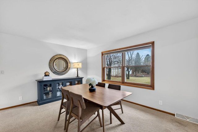 8465 S Heritage COURT, Oak Creek, WI 53154