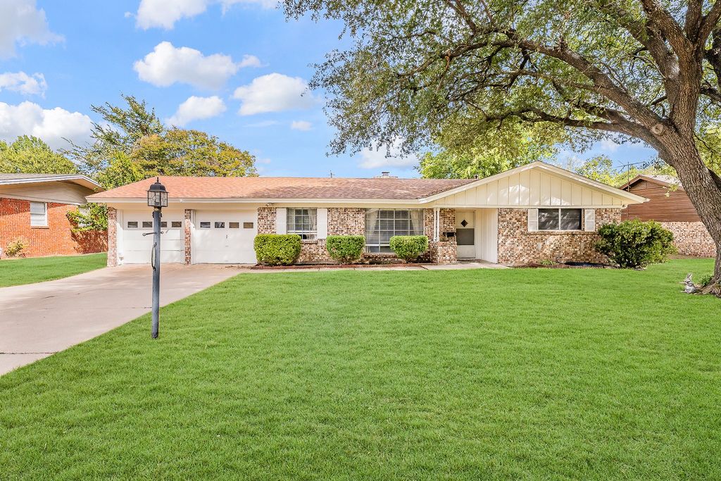 4001 Reagan Drive, Fort Worth, TX 76116 — exterior