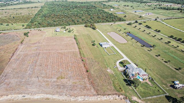 000 W Bayshore Drive, Anahuac, TX 77514