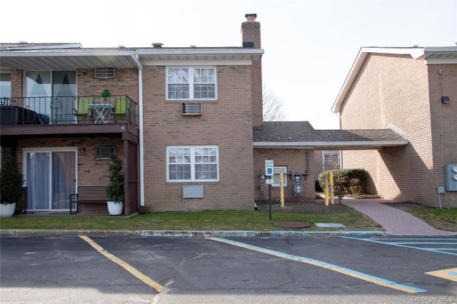 18 Springwood Drive A, North Babylon, NY 11703