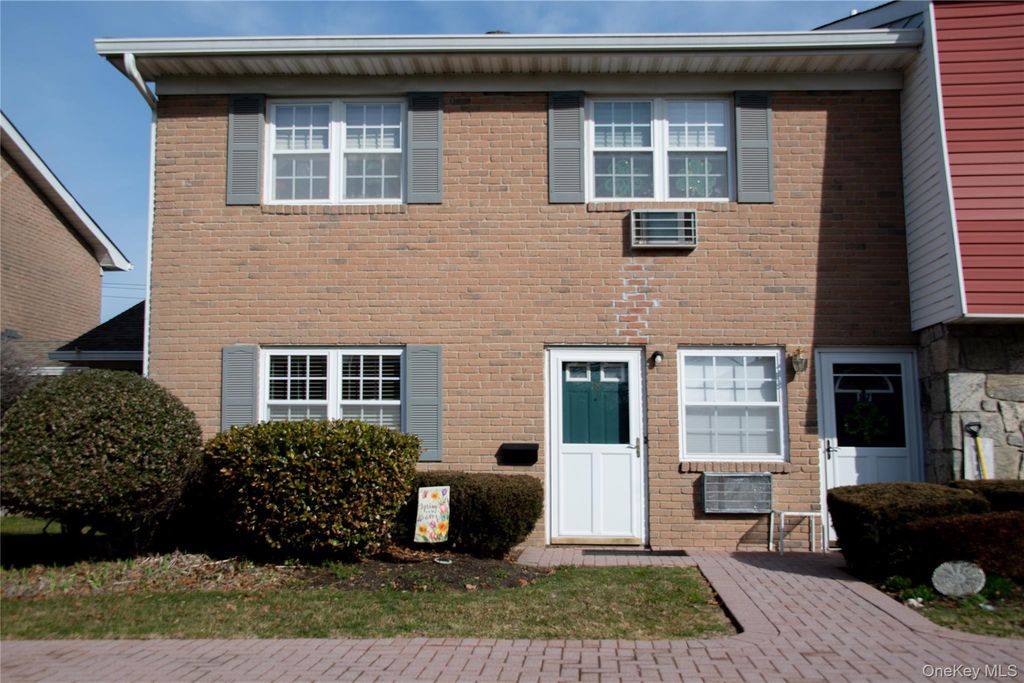 18 Springwood Drive A, North Babylon, NY 11703