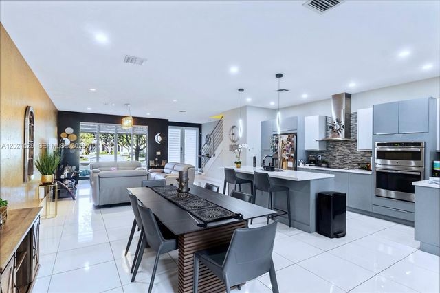 6400 NW 105th Pl, Doral, FL 33178