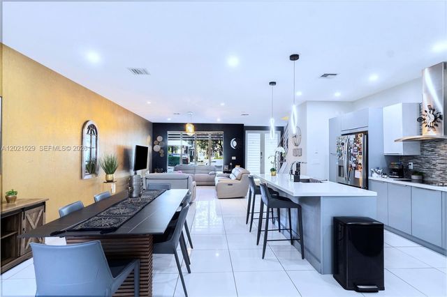 6400 NW 105th Pl, Doral, FL 33178