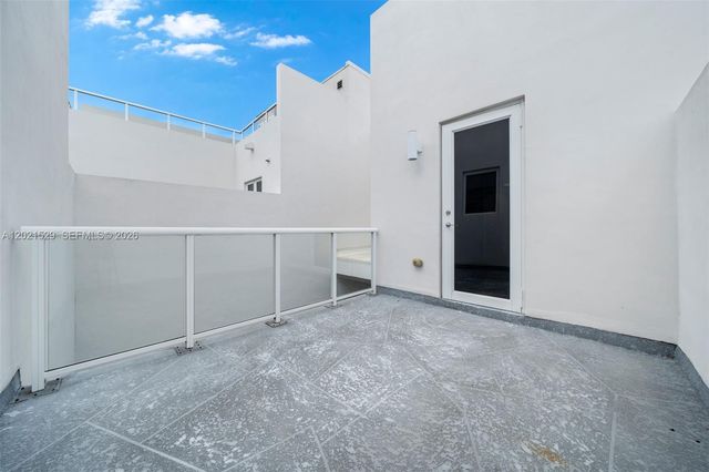 6400 NW 105th Pl, Doral, FL 33178