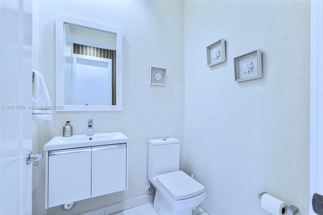 6400 NW 105th Pl, Doral, FL 33178