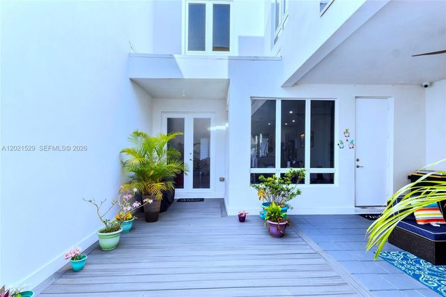 6400 NW 105th Pl, Doral, FL 33178