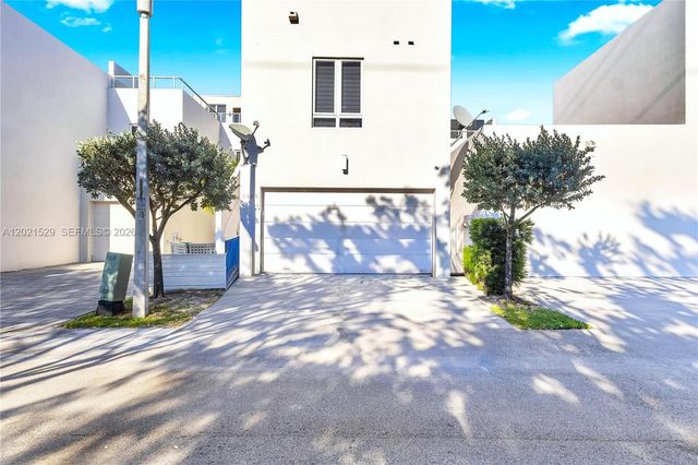 6400 NW 105th Pl, Doral, FL 33178