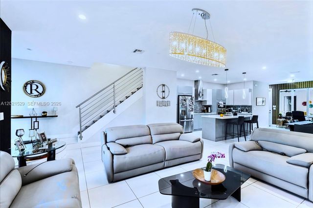 6400 NW 105th Pl, Doral, FL 33178