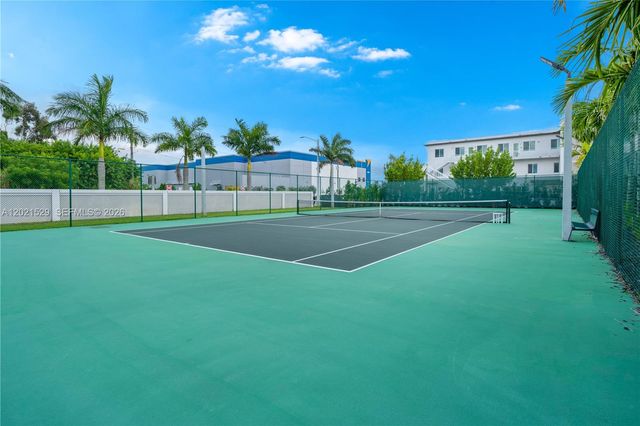 6400 NW 105th Pl, Doral, FL 33178