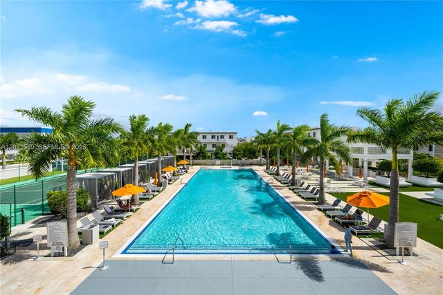 6400 NW 105th Pl, Doral, FL 33178