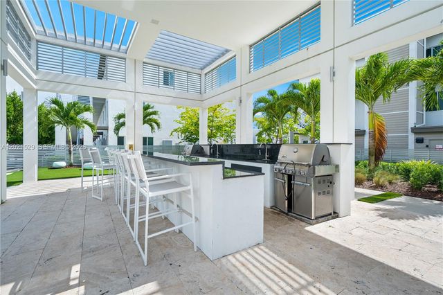 6400 NW 105th Pl, Doral, FL 33178