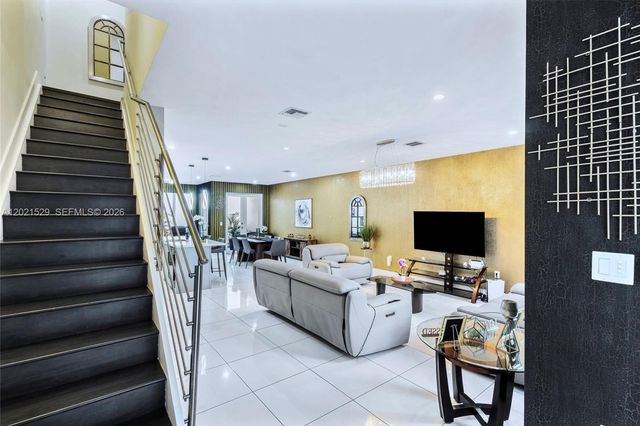 6400 NW 105th Pl, Doral, FL 33178