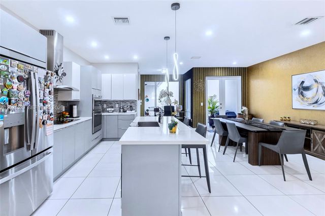 6400 NW 105th Pl, Doral, FL 33178