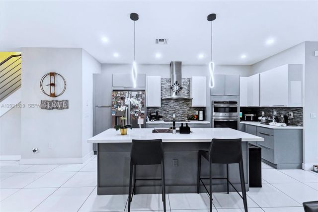 6400 NW 105th Pl, Doral, FL 33178
